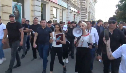 Un protestatar - lovit de troleibuz. Ce spune politia