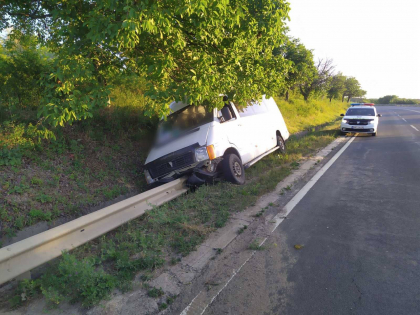 S-a lovit cu masina de un parapet metalic, dupa ce a derapat de pe sosea. Ce spune politia - FOTO S-a lovit cu masina de un parapet metalic, dupa ce a derapat de pe sosea. Ce spune politia - FOTO