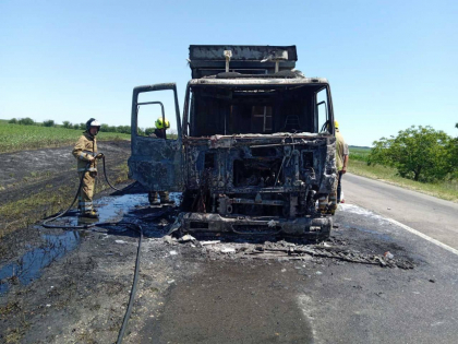 Un autocamion incarcat cu porumb a luat foc pe drum, la Causeni. Doua echipaje de pompieri au intervenit pentru a stinge flacarile - FOTO Un autocamion incarcat cu porumb a luat foc pe drum, la Causeni. Doua echipaje de pompieri au intervenit pentru a stinge flacarile - FOTO