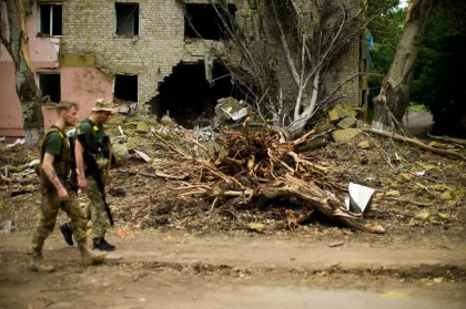 In ajunul Zilei Tatalui, un barbat descopera trupul fiului mort in bombardamentele rusilor - FOTO In ajunul Zilei Tatalui, un barbat descopera trupul fiului mort in bombardamentele rusilor - FOTO