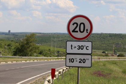 Circulatia camionalelor - interzisa pe unele drumuri nationale din tara pe timp de canicula. Explicatiile politiei