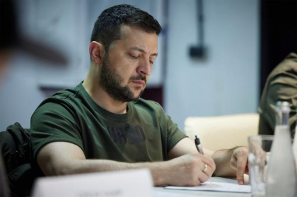 Zelenski: In fiecare zi luptam pentru o decizie pozitiva a Uniunii Europene cu privire la candidatura Ucrainei si pentru furnizarea de arme moderne. Al saptelea pachet de sanctiuni ale UE este necesar cat mai curand
Zelenski: In fiecare zi luptam pentru o decizie pozitiva a Uniunii Europene cu privire la candidatura Ucrainei si pentru furnizarea de arme moderne. Al saptelea pachet de sanctiuni ale UE este necesar cat mai curand