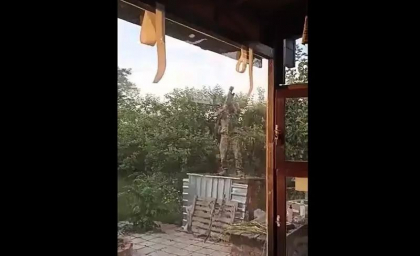Ucrainenii trag cu o racheta Stinger dupa o drona ruseasca - VIDEO