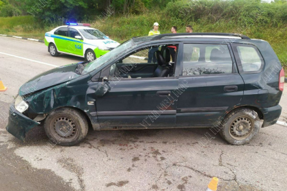 A derapat de pe sosea si s-a rasturnat cu masina, la Tiraspol. Un tanar de 18 ani - transportat de urgenta la spital. Imagini de la locul faptei - FOTO