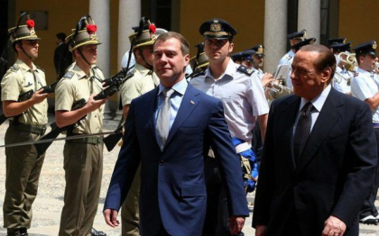 Dmitri Medvedev acuza declinul politicienilor occidentali: „Charles de Gaulle putea sa se opuna oricarui presedinte american. Care dintre europeni o poate face acum fara sa-i tremure mana”