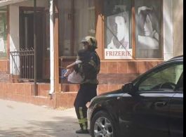 O fetita de 9 ani - salvata de pompieri. Aceasta era singura acasa si cerea ajutor de la geamul apartamentului cuprins de fum - FOTO O fetita de 9 ani - salvata de pompieri. Aceasta era singura acasa si cerea ajutor de la geamul apartamentului cuprins de fum - FOTO