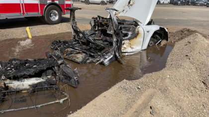 O masina Tesla a luat foc pentru ca a stat prea mult la soare. Trucul folosit de pompieri pentru a stinge incendiul - GALERIE FOTO O masina Tesla a luat foc pentru ca a stat prea mult la soare. Trucul folosit de pompieri pentru a stinge incendiul - GALERIE FOTO