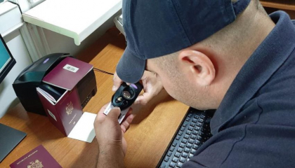 Un moldovean si un ucrainean - prinsi cu acte false, la trecerea frontierei de stat. Unul dintre ei le-a spus politistilor ca obtinut permisul in Rusia, participand la un proiect de filmari