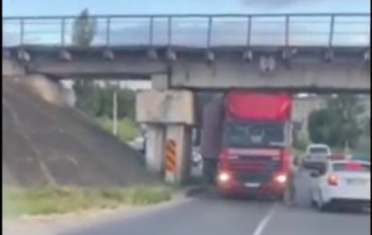 Accident la Straseni. Un camion - blocat sub un pod. Ce spune politia - VIDEO Accident la Straseni. Un camion - blocat sub un pod. Ce spune politia - VIDEO