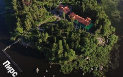 „Garden House”, casa de vacanta a lui Vladimir Putin care i-ar face invidiosi si pe tarii Rusiei imperiale
„Garden House”, casa de vacanta a lui Vladimir Putin care i-ar face invidiosi si pe tarii Rusiei imperiale