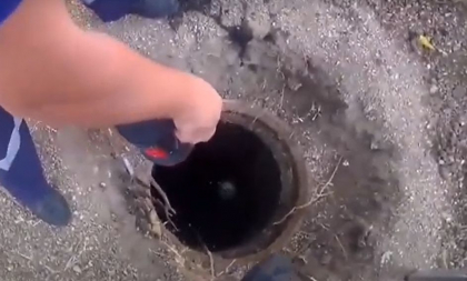 A ramas blocat intr-o canalizare, dupa ce si-a pierdut cunostinta. Momentul in care un barbat este scos inconstient din groapa, in capitala - VIDEO