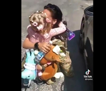 Imagini emotionante: Momentul in care o fetita isi revede mama, soldat in armata Ucrainei - VIDEO
Imagini emotionante: Momentul in care o fetita isi revede mama, soldat in armata Ucrainei - VIDEO