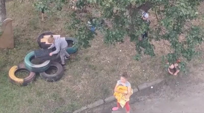Copilarie pe timp de razboi in Ucraina: Copiii canta imnul national in fata blocului in timp ce suna sirenele antiaeriene - VIDEO
Copilarie pe timp de razboi in Ucraina: Copiii canta imnul national in fata blocului in timp ce suna sirenele antiaeriene - VIDEO