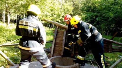 Un barbat de 48 de ani - salvat de pompieri, dupa ce a cazut intr-o fantana adanca de 10 metri, la Straseni - FOTO