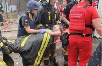 Imagini cu fetita scoasa de sub daramaturi dupa atacul rusilor asupra Kievului, publicate de Kuleba. Apelul ministrului de externe catre G7 Imagini cu fetita scoasa de sub daramaturi dupa atacul rusilor asupra Kievului, publicate de Kuleba. Apelul ministrului de externe catre G7