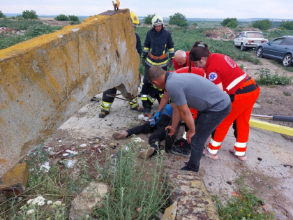 Imagini cu impact emotional. Un barbat a ajuns la spital in stare grava, dupa ce peste el a cazut o placa de beton - FOTO Imagini cu impact emotional. Un barbat a ajuns la spital in stare grava, dupa ce peste el a cazut o placa de beton - FOTO