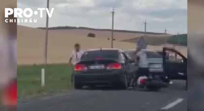 Reglari de conturi pe o sosea din raionul Basarabeasca. Soferul unei motociclete l-a lovit pe un barbat, aflat intr-o masina, cu o ranga metalica