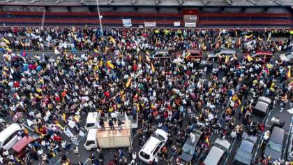Proteste masive ale indigenilor din Ecuador din cauza preturilor mari la carburanti. Presedintele anunta o ieftinire a combustibililor - GALERIE FOTO 