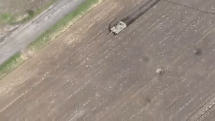 O drona surprinde momentul in care un tanc rusesc incearca sa ocoleasca drumul pe un camp minat de ucraineni - VIDEO O drona surprinde momentul in care un tanc rusesc incearca sa ocoleasca drumul pe un camp minat de ucraineni - VIDEO