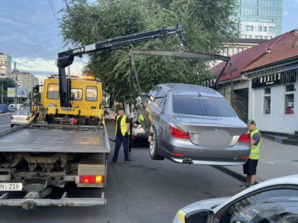 Se deplasa haotic pe o strada din capitala. Un sofer - prins drogat si in stare de ebrietate la volanul unui BMW - FOTO