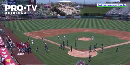 Un teren de baseball din Statele Unite s-a transformat, pentru cateva minute, intr-un ring de lupte 