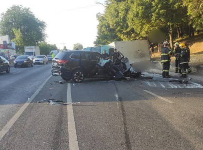 Doi minori - transportati de urgenta la spital, dupa ce o masina si un camion s-au lovit violent, in capitala. Unul din soferi - un tanar de 17 ani - FOTO Doi minori - transportati de urgenta la spital, dupa ce o masina si un camion s-au lovit violent, in capitala. Unul din soferi - un tanar de 17 ani - FOTO