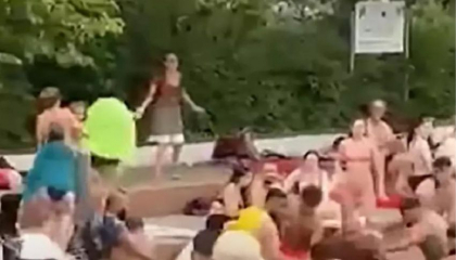 250 de oameni s-au luat la bataie intr-un strand din Berlin din cauza unor copii care stropeau cu pistoale cu apa 250 de oameni s-au luat la bataie intr-un strand din Berlin din cauza unor copii care stropeau cu pistoale cu apa