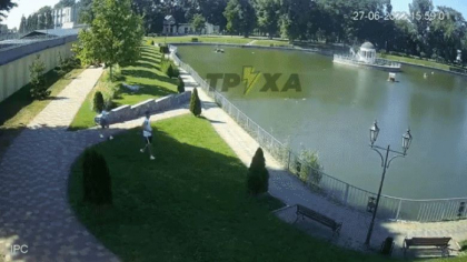 Momentul in care rusii bombardeaza un mall, surprins de camerele dintr-un parc. Oameni disperati sar in lac sau fug cu copiii in brate - VIDEO Momentul in care rusii bombardeaza un mall, surprins de camerele dintr-un parc. Oameni disperati sar in lac sau fug cu copiii in brate - VIDEO