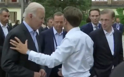 Macron l-a intrerupt pe Biden, la G7, pentru a vorbi despre petrol in fata camerelor de filmat, o scena care starneste semne de intrebare - VIDEO