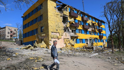 Oamenii din Mariupol sunt nevoiti sa vaneze porumbei ca sa aiba ce manca (primar) Oamenii din Mariupol sunt nevoiti sa vaneze porumbei ca sa aiba ce manca (primar)