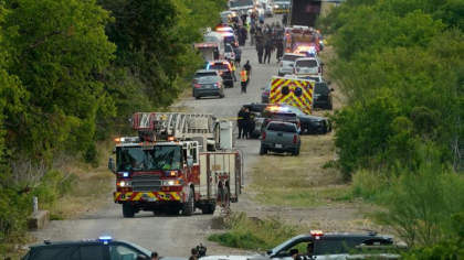 Peste 40 de oameni au fost gasiti morti intr-un camion, in Texas. Pompier: "O scena ingrozitoare, nu te astepti sa gasesti cadavre stiva" - GALERIE FOTO Peste 40 de oameni au fost gasiti morti intr-un camion, in Texas. Pompier: "O scena ingrozitoare, nu te astepti sa gasesti cadavre stiva" - GALERIE FOTO