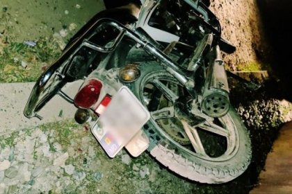 Accident grav la Rezina. Doi tineri au murit, dupa ce au intrat cu motocicleta intr-un pilon si un gard din beton. Politia: „Soferul nu avea permis de conducere”
