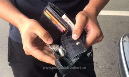 Avea in portofelul sau substante narcotice. Un sofer, cu dubla cetatenie - retinut, la vama Oancea - FOTO Avea in portofelul sau substante narcotice. Un sofer, cu dubla cetatenie - retinut, la vama Oancea - FOTO