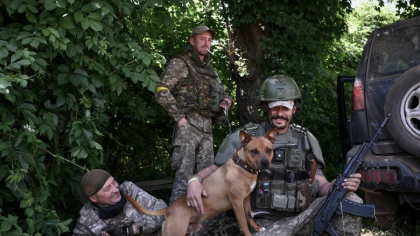 NYT: Militarii ucraineni din Donbas sunt slab echipati si nu pot chema artileria in sprijin pentru ca rusii le bruiaza statiile radio NYT: Militarii ucraineni din Donbas sunt slab echipati si nu pot chema artileria in sprijin pentru ca rusii le bruiaza statiile radio