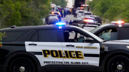 Doi barbati au fost acuzati in legatura cu moartea celor 51 de migranti gasiti intr-un camion din Texas Doi barbati au fost acuzati in legatura cu moartea celor 51 de migranti gasiti intr-un camion din Texas