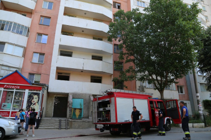 Un apartament din capitala - cuprins de fum, dupa ce mancarea lasata pe aragaz a luat foc - FOTO