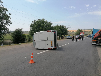 Accident cu implicarea unui microbuz de ruta la Floresti. Politia: Trei persoane - transportate la spital - FOTO 