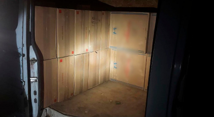 Cu o barca gonflabila au vrut sa scoata din tara tigari de peste 1 milion de lei. Trei persoane din Cahul - retinute in flagrant Cu o barca gonflabila au vrut sa scoata din tara tigari de peste 1 milion de lei. Trei persoane din Cahul - retinute in flagrant