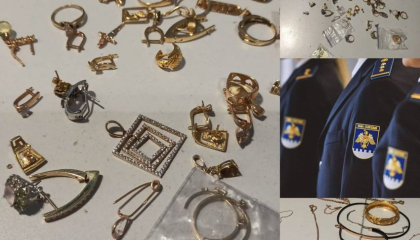 Peste 100 de bijuterii care ar fi din aur - gasite intr-un bagaj. O femeie - retinuta pe Aeroportul International Chisinau - FOTO