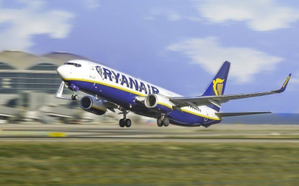 Aproximativ 50 de zboruri Ryanair, cu plecare si sosire din Spania, au fost anulate si alte cateva sute au avut intarzieri joi, din cauza grevei insotitorilor de bord Aproximativ 50 de zboruri Ryanair, cu plecare si sosire din Spania, au fost anulate si alte cateva sute au avut intarzieri joi, din cauza grevei insotitorilor de bord