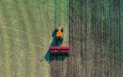 Un adolescent de 16 ani din Romania a murit, dupa ce s-a rasturnat cu tractorul pe care-l conducea