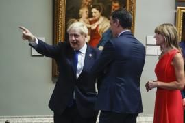 Momente amuzante la Summit-ul NATO: Macron si Boris Johnson, surprinsi cand admirau nuduri, pe Biden l-a ajuns oboseala