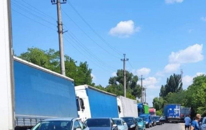 Trafic intensiv la vama Sculeni. Peste 100 de camioane stau la coada pentru a parasi Republica Moldova Trafic intensiv la vama Sculeni. Peste 100 de camioane stau la coada pentru a parasi Republica Moldova