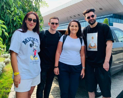 Interpretii Smiley si The Motans, care au sustinut un concert la Chisinau, printre pasagerii evcuati din aeroport dupa ce s-a anuntat alerta cu bomba - FOTO