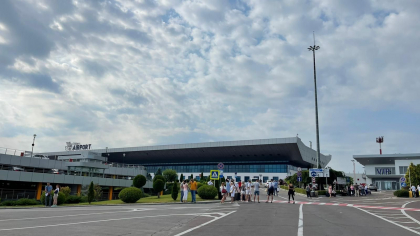 Toate serviciile specializate - prezente pe Aeroportul International Chisinau. Oamenii legii verifica cladirea, dupa ce au fost alertati ca ar fi minata - FOTO Toate serviciile specializate - prezente pe Aeroportul International Chisinau. Oamenii legii verifica cladirea, dupa ce au fost alertati ca ar fi minata - FOTO