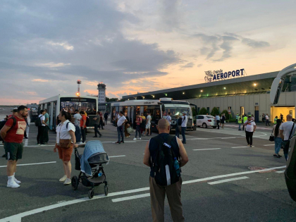 Ultima ora. Haos pe Aeroportul din Chisinau: a fost anuntata o noua alerta cu bomba. Unele zboruri anulate, altele se retin. Pasagerii - evacuati -  FOTO