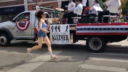 6 oameni au fost ucisi iar 24 raniti intr-un atac armat la parada de Ziua Independentei dintr-o suburbie a orasului Chicago - VIDEO
6 oameni au fost ucisi iar 24 raniti intr-un atac armat la parada de Ziua Independentei dintr-o suburbie a orasului Chicago - VIDEO