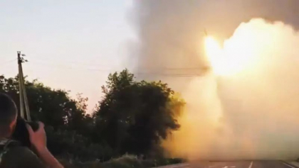 Primele imagini pe timp de zi cu sistemele HIMARS in actiune: Ucrainenii s-au oprit in mijlocul soselei sa lanseze rachetele - VIDEO