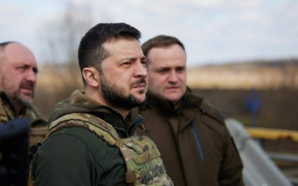Volodimir Zelenski: ”Situatia de pe linia frontului nu a suferit schimbari semnificative, inamicul continua sa terorizeze zonele de frontiera din regiunea Sumy, Harkov si regiunea Donbas. Reconstructia Ucrainei nu inseamna doar refacerea zidurilor”
