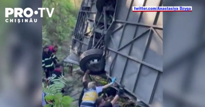 Sase persoane si-au pierdut viata si 25 au fost ranite dupa ce un autocar plin cu turisti s-a rasturnat pe marginea unui drum din nord-vestul Turciei Sase persoane si-au pierdut viata si 25 au fost ranite dupa ce un autocar plin cu turisti s-a rasturnat pe marginea unui drum din nord-vestul Turciei